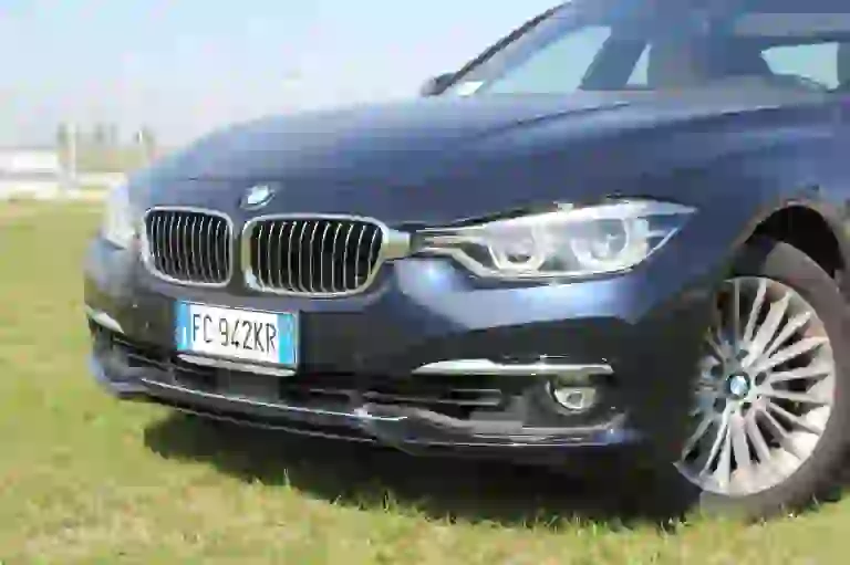 BMW Serie 3 330e: prova su strada - 26