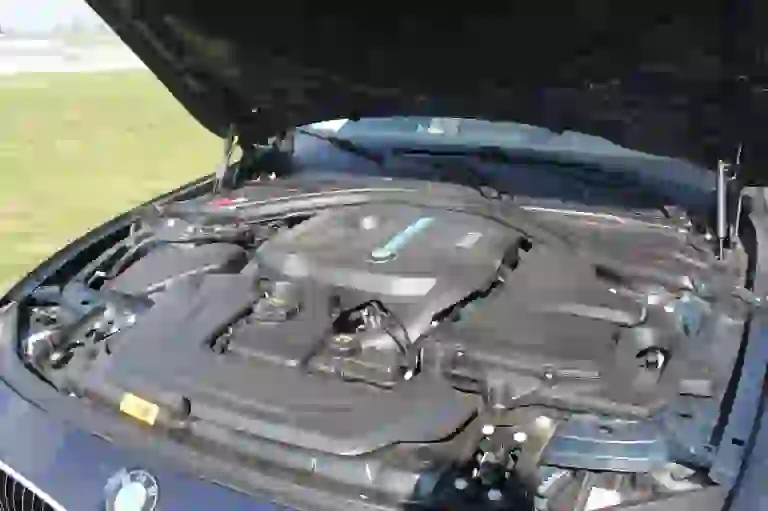 BMW Serie 3 330e: prova su strada - 28