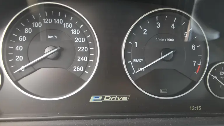 BMW Serie 3 330e: prova su strada - 40