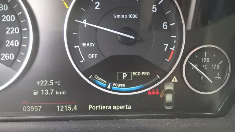 BMW Serie 3 330e: prova su strada - 42