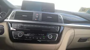 BMW Serie 3 330e: prova su strada - 45