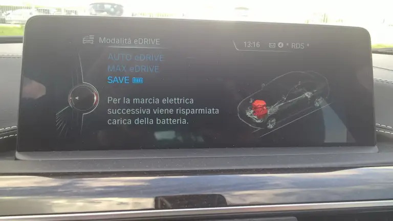 BMW Serie 3 330e: prova su strada - 47