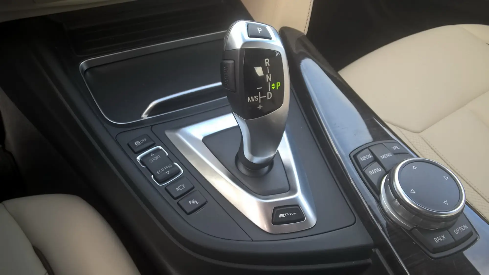 BMW Serie 3 330e: prova su strada - 48