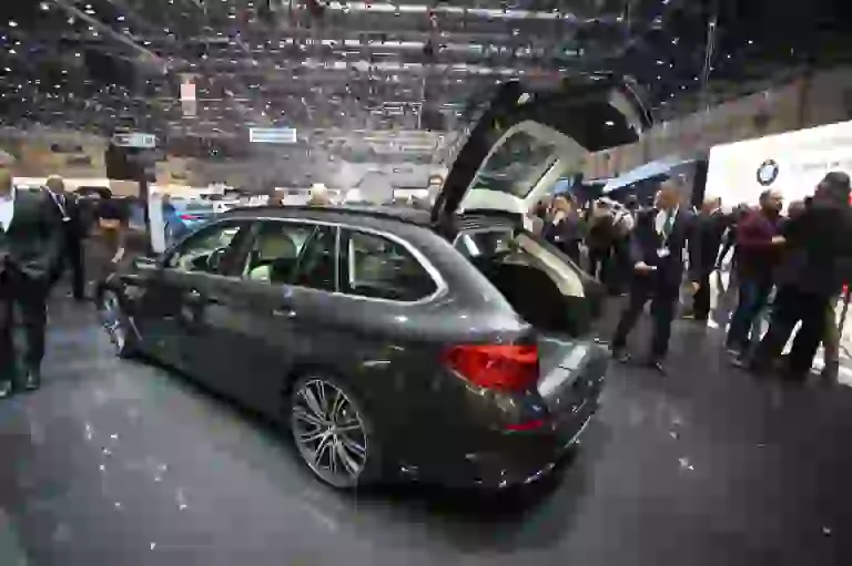 BMW Serie 5 Touring Foto Live - Salone di Ginevra 2017 - 5