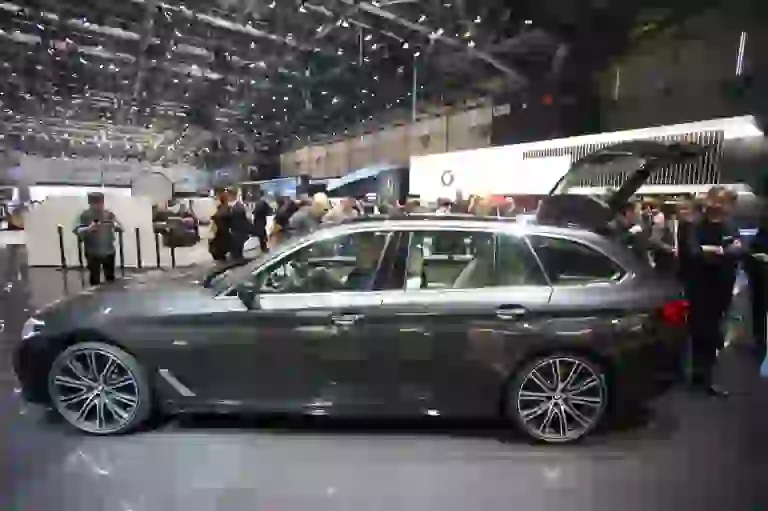 BMW Serie 5 Touring Foto Live - Salone di Ginevra 2017 - 6