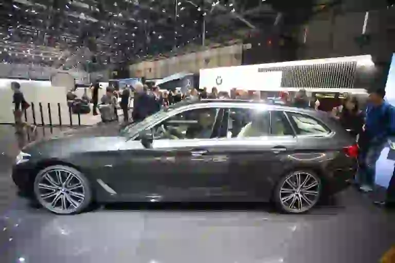 BMW Serie 5 Touring Foto Live - Salone di Ginevra 2017 - 7