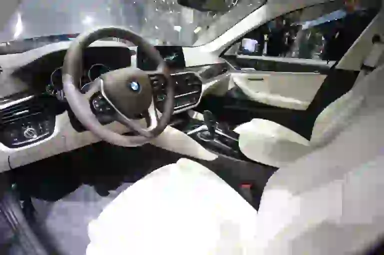 BMW Serie 5 Touring Foto Live - Salone di Ginevra 2017 - 9