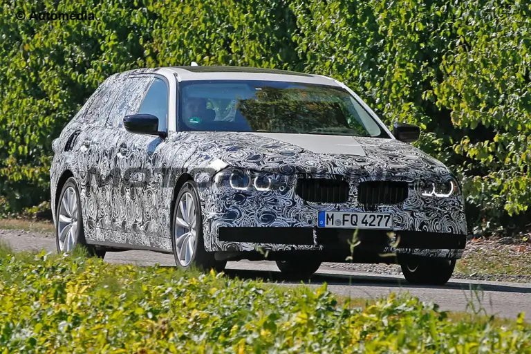 BMW Serie 5 Touring MY 2017 - Foto spia 04-08-2015 - 1