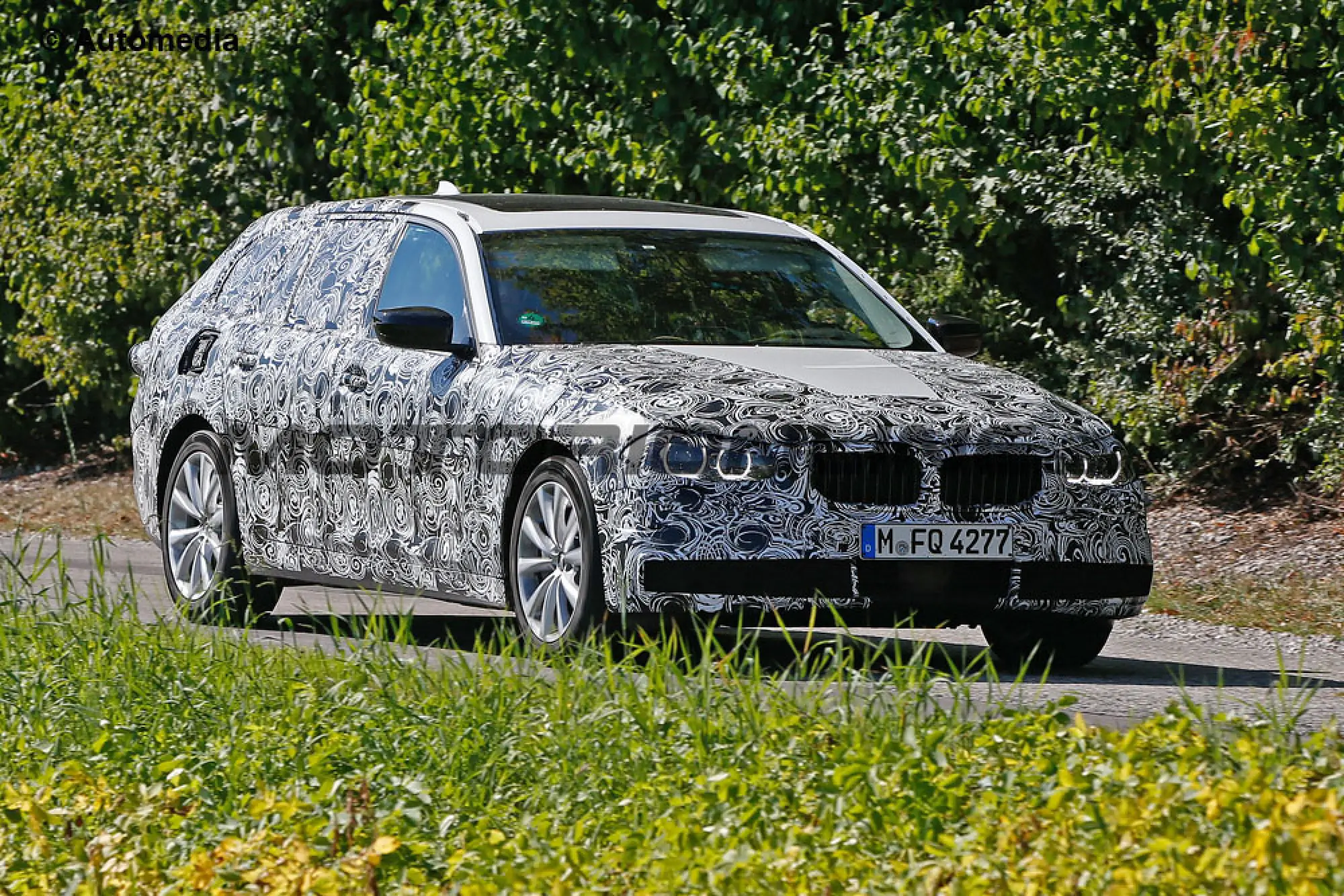 BMW Serie 5 Touring MY 2017 - Foto spia 04-08-2015 - 2