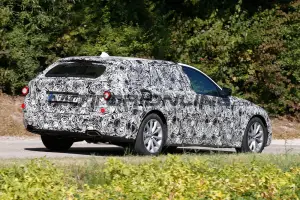 BMW Serie 5 Touring MY 2017 - Foto spia 04-08-2015