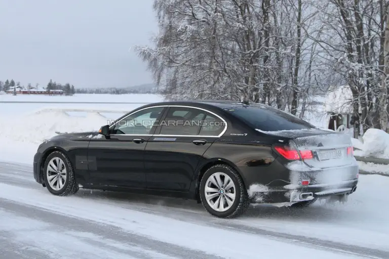 BMW Serie 7 restyling 2013 foto spia gennaio 2012 - 5
