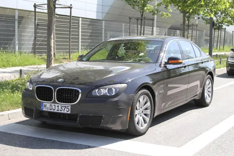 BMW Serie 7 restyling foto spia (2) - 1