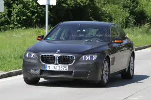 BMW Serie 7 restyling foto spia (2) - 3