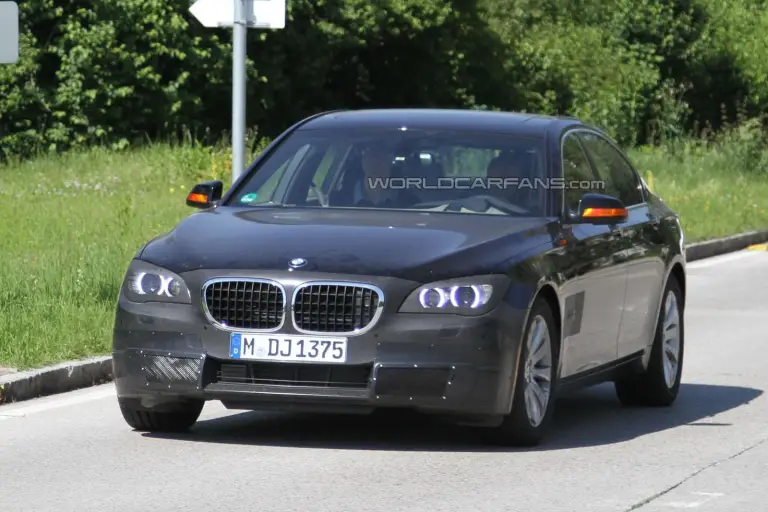 BMW Serie 7 restyling foto spia (2) - 3