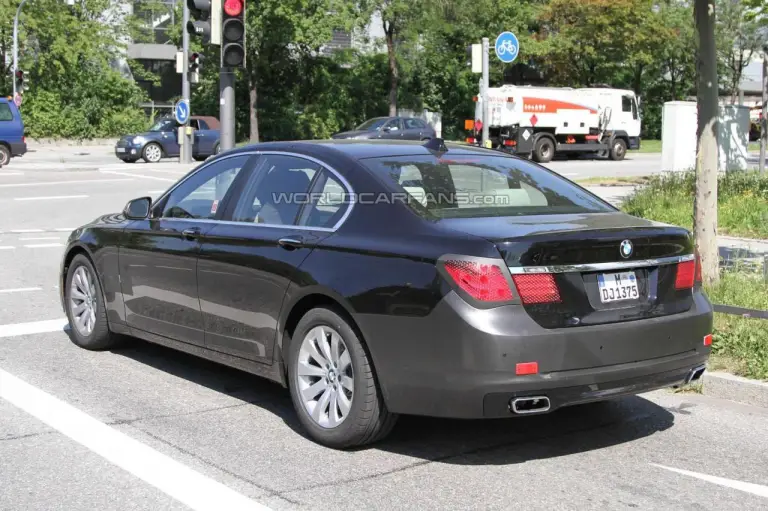 BMW Serie 7 restyling foto spia (2) - 4