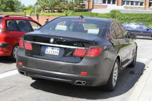 BMW Serie 7 restyling foto spia (2) - 5