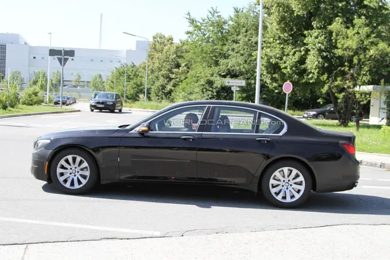 BMW Serie 7 restyling foto spia (2) - 6