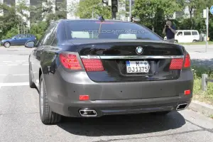 BMW Serie 7 restyling foto spia (2) - 7