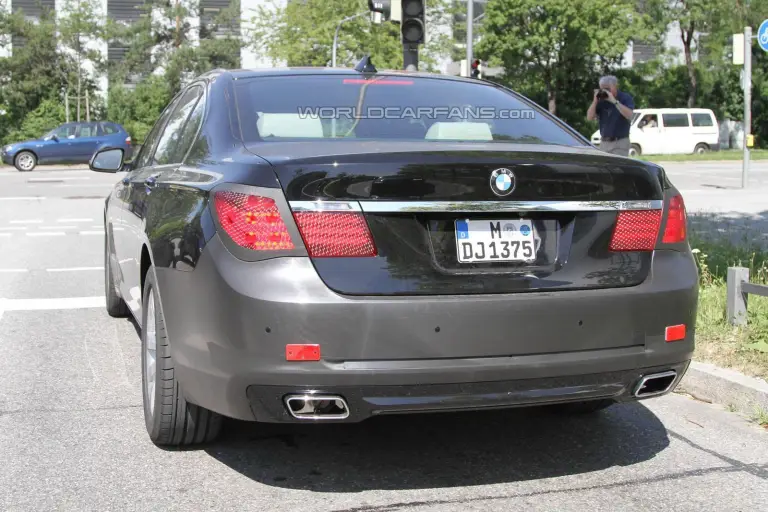BMW Serie 7 restyling foto spia (2) - 7