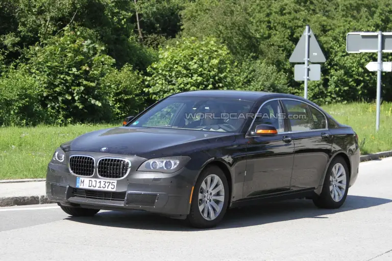 BMW Serie 7 restyling foto spia (2) - 8