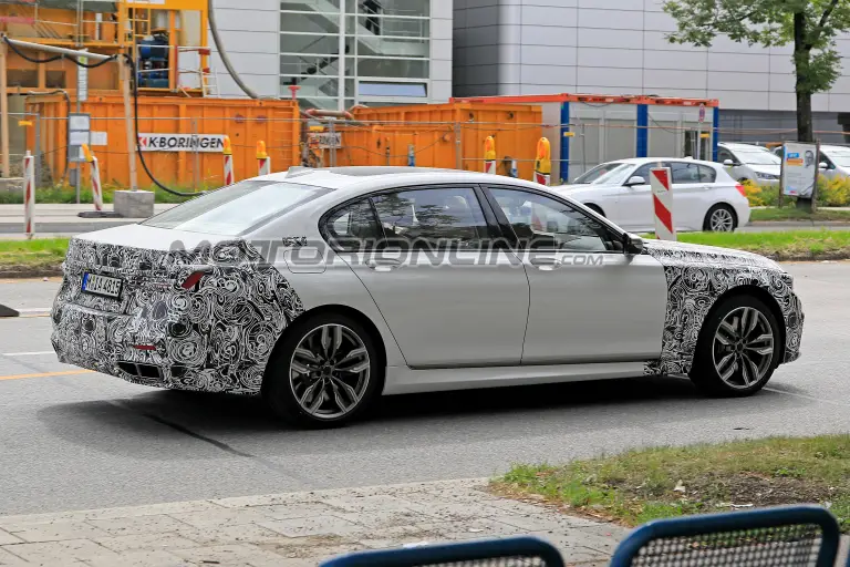 BMW Serie 7 restyling foto spia 27 giugno 2018 - 4