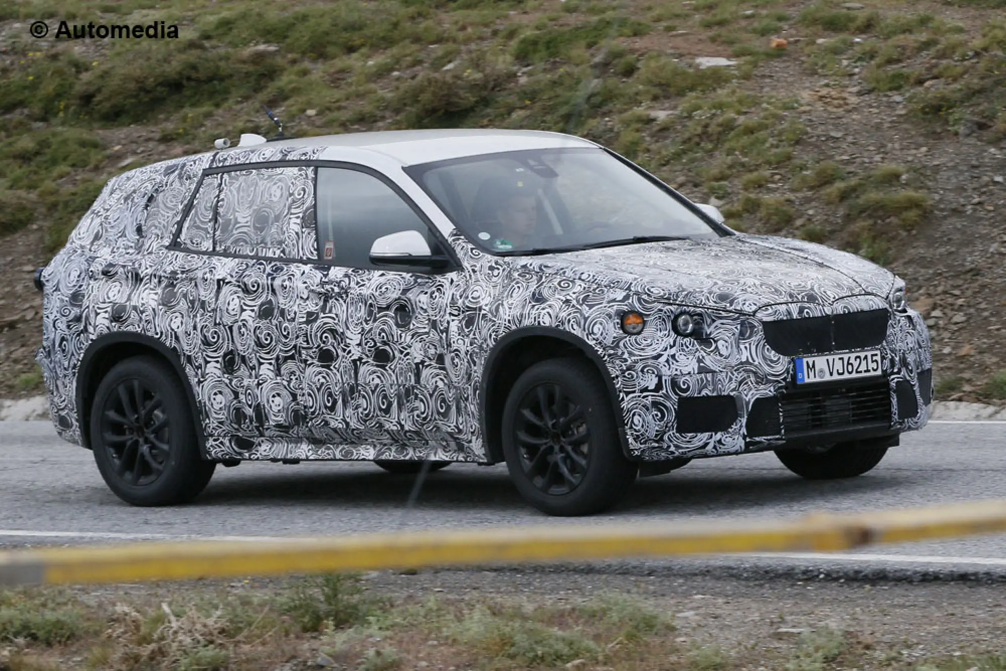 BMW X1 2015 - Foto spia 01-07-2014 - 2