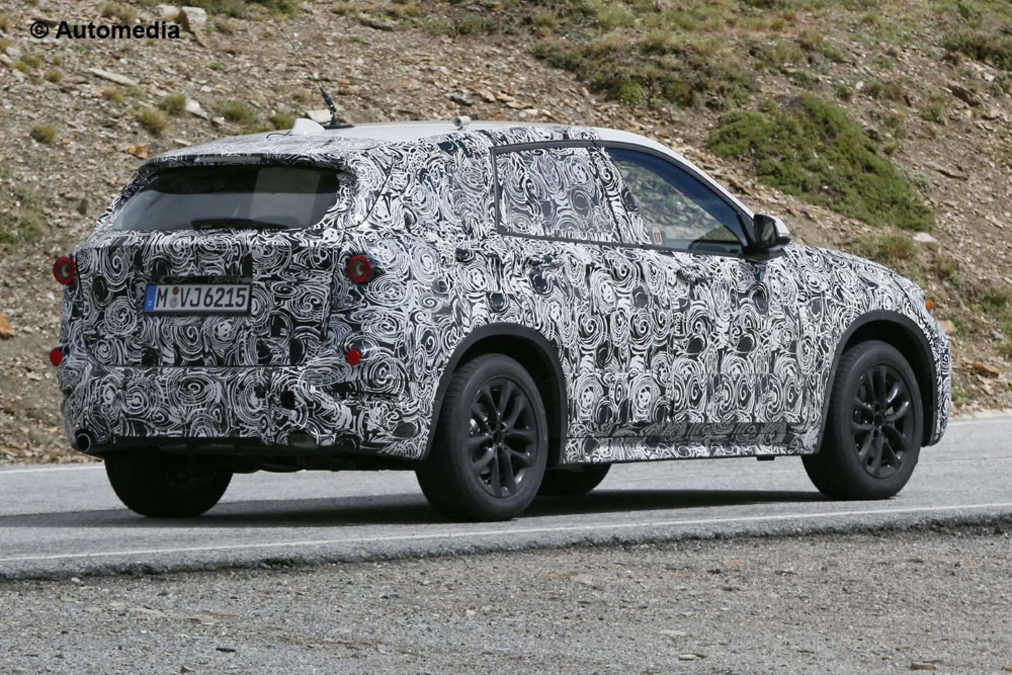 BMW X1 2015 - Foto spia 01-07-2014 - 4