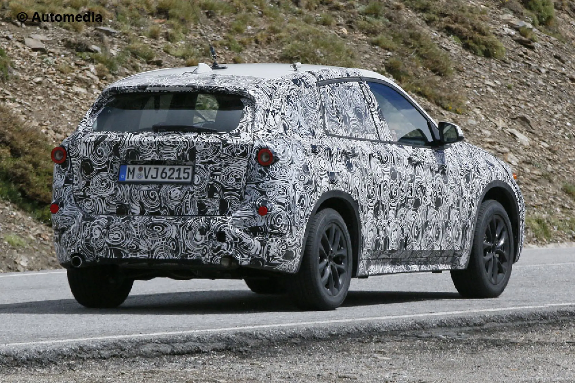 BMW X1 2015 - Foto spia 01-07-2014 - 5