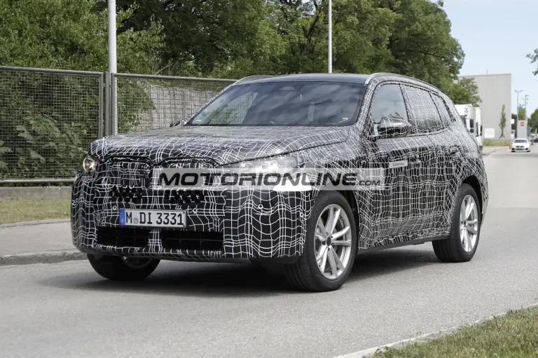 BMW X3 - Foto spia 29-7-2022 - 10