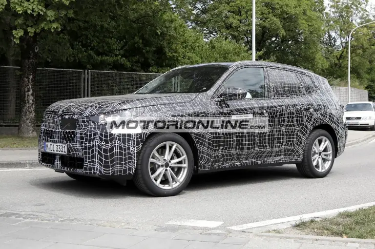 BMW X3 - Foto spia 29-7-2022 - 13