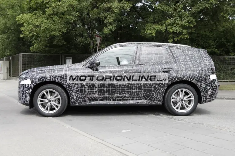 BMW X3 - Foto spia 29-7-2022 - 15