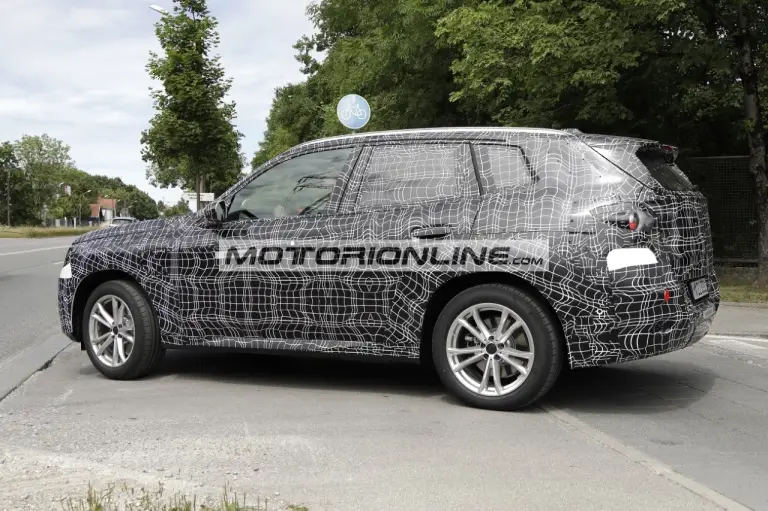 BMW X3 - Foto spia 29-7-2022 - 27