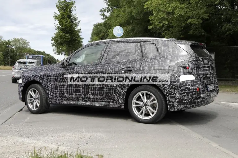 BMW X3 - Foto spia 29-7-2022 - 17
