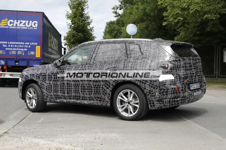 BMW X3 - Foto spia 29-7-2022 - 23