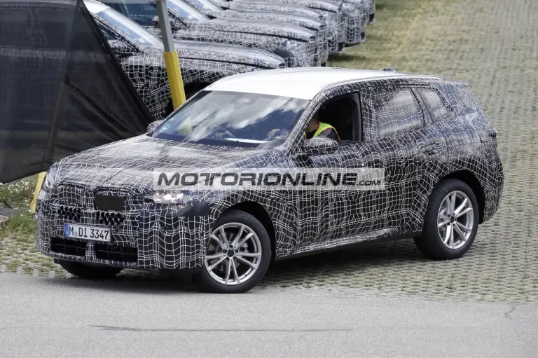 BMW X3 - Foto spia 29-7-2022 - 6