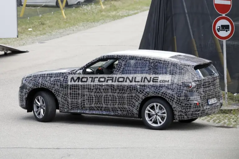 BMW X3 - Foto spia 29-7-2022 - 12