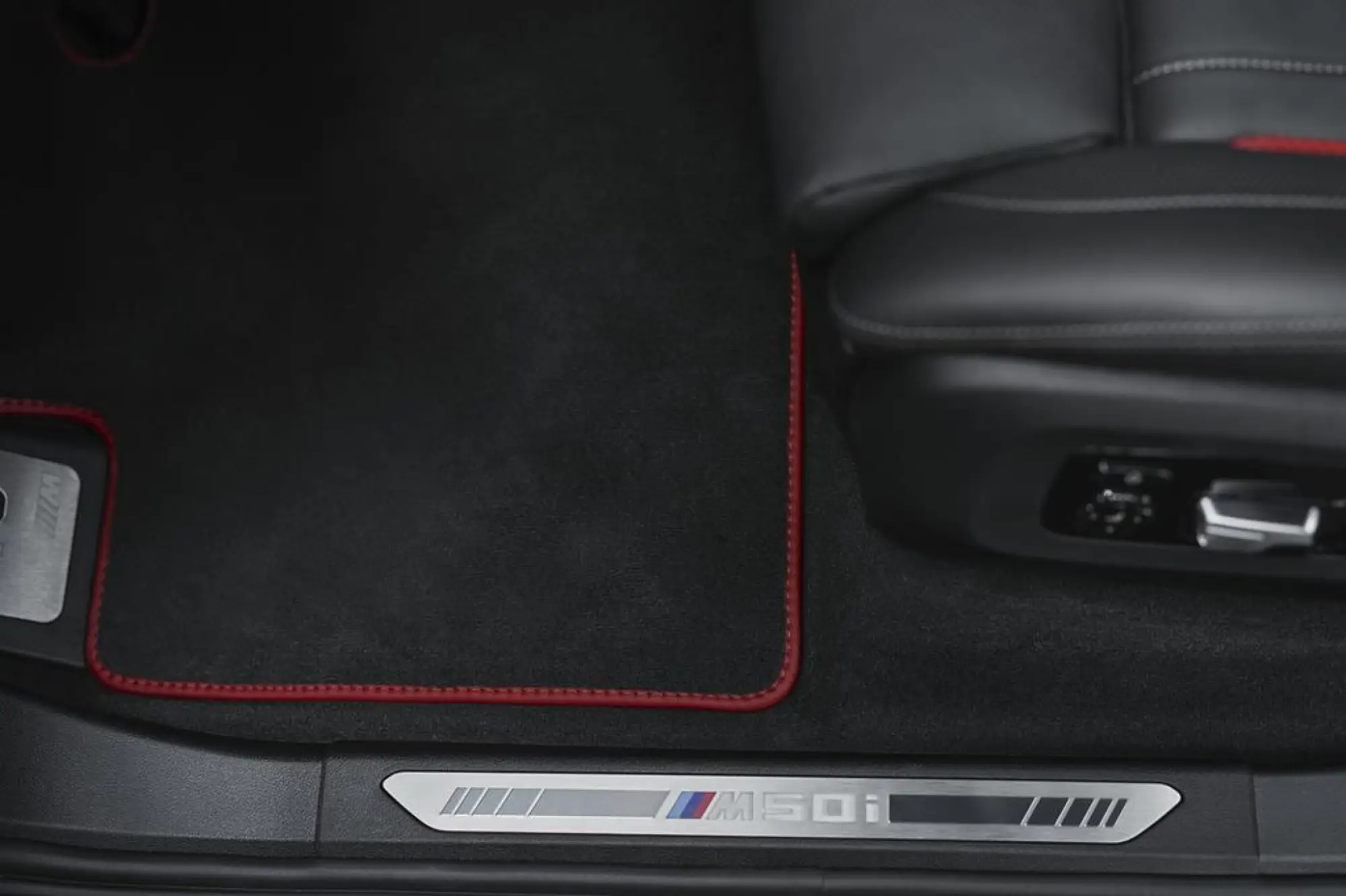BMW X5 e X6 Black Vermilion - X7 Frozen Black Metallic - 7