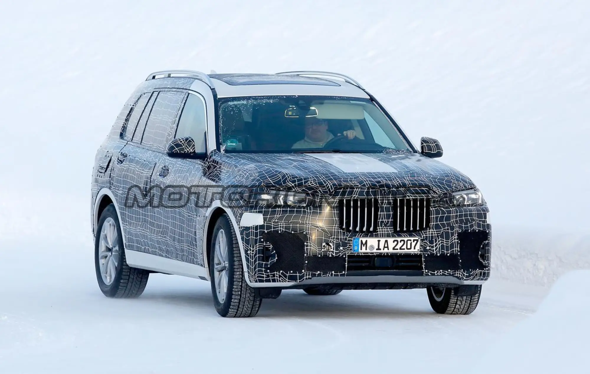 BMW X7 - Foto spia 12-02-2018 - 2