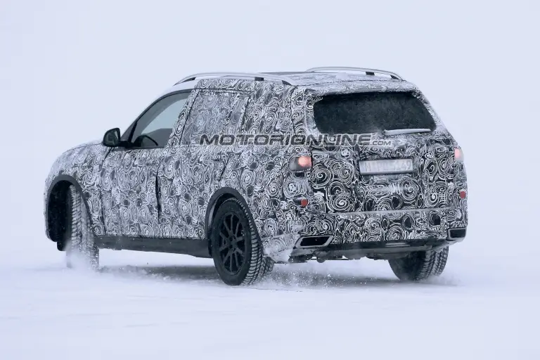 BMW X7 foto spia 18 gennaio 2017 - 5