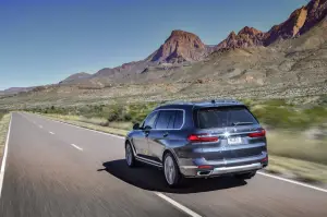 BMW X7 - nuove foto