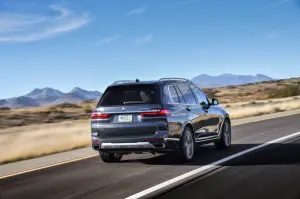 BMW X7 - nuove foto