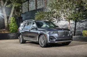 BMW X7 - nuove foto