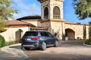BMW X7 - nuove foto
