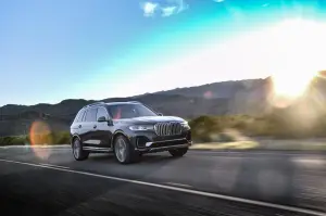 BMW X7 - nuove foto