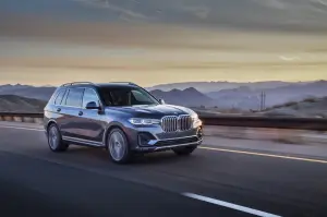 BMW X7 - nuove foto