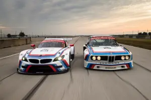 BMW Z4 GTLM 2015 con livrea ispirata alla BMW 3.0 CSL 1975