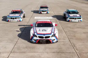 BMW Z4 GTLM 2015 con livrea ispirata alla BMW 3.0 CSL 1975