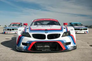 BMW Z4 GTLM 2015 con livrea ispirata alla BMW 3.0 CSL 1975 - 8