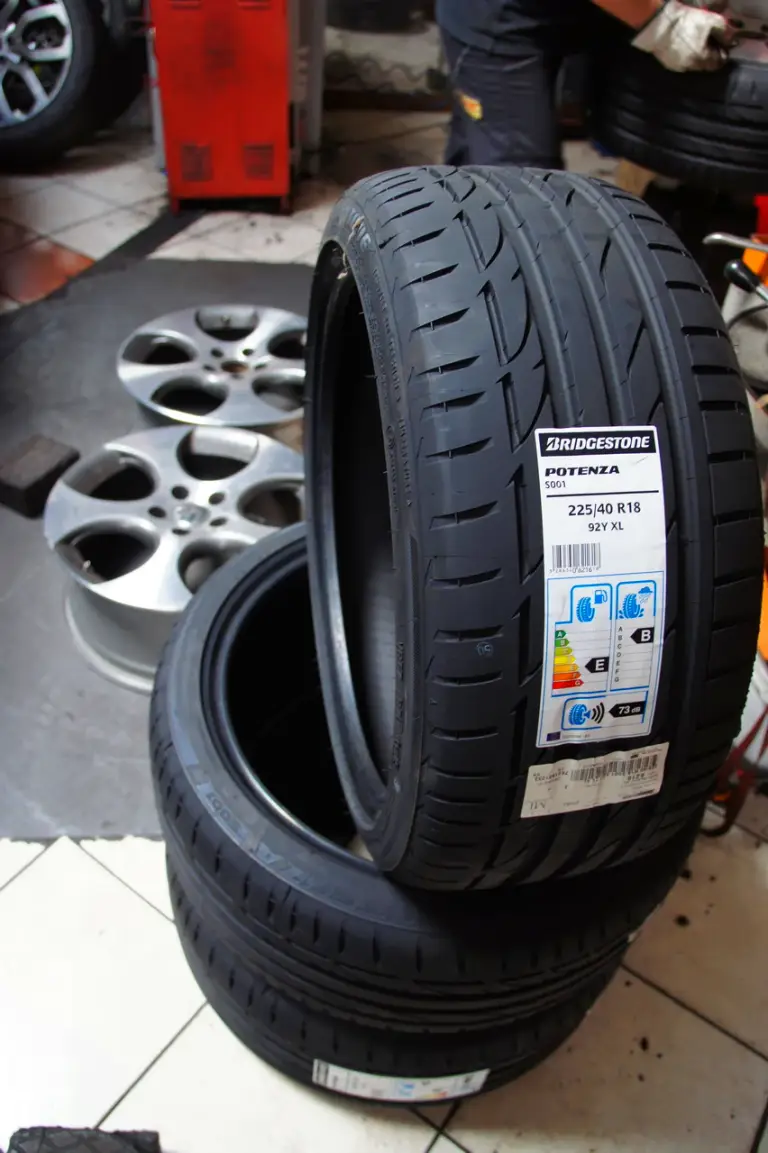 Bridgestone cambio gomme Blizzak LM-32s Potenza S001 - 12