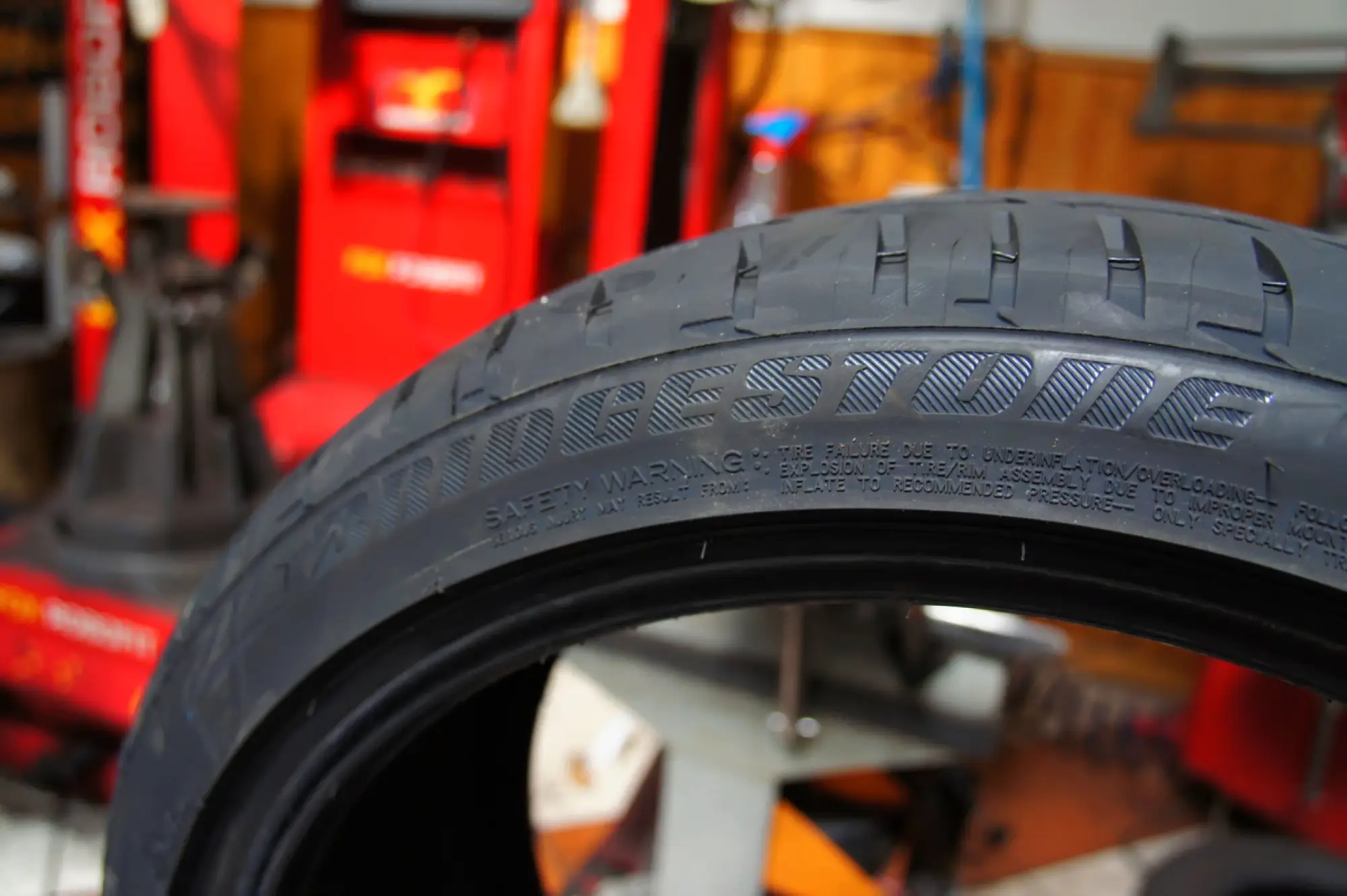 Bridgestone cambio gomme Blizzak LM-32s Potenza S001 - 13